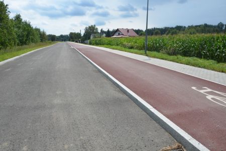 Zdjęcie poglądowe - fragment ciągu pieszo-rowerowego wzdłuż ulicy Wylotowej, zrealizowany w 2017 roku. Planowana inwestycja będzie jego kontynuacją - w kierunku Lędzin.