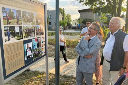 Odsłoniliśmy wystawę na Skwerze Miast Partnerskich