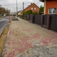 Remont i wymiana płytek betonowych chodnika wzdłuż ulicy Oświęcimskiej