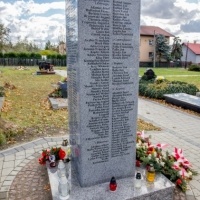 Budowa pomnika ofiar I i II wojny światowej, powstań śląskich i represji politycznych na terenie cmentarza należącego do parafii NSPJ w Bieruniu Nowym.
