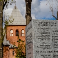 Budowa pomnika ofiar I i II wojny światowej, powstań śląskich i represji politycznych na terenie cmentarza należącego do parafii NSPJ w Bieruniu Nowym.