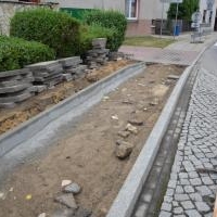 Fragment remontowanego chodnika przy ulicy Oświęcimskiej