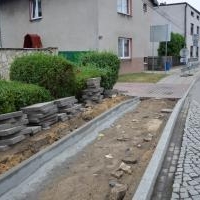 Fragment remontowanego chodnika przy ulicy Oświęcimskiej