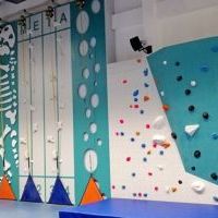 Kolorowe ścianki wspinaczkowe w Centrum Sportowym Homera ADRENALINA