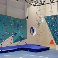 Kolorowe ścianki wspinaczkowe w Centrum Sportowym Homera ADRENALINA